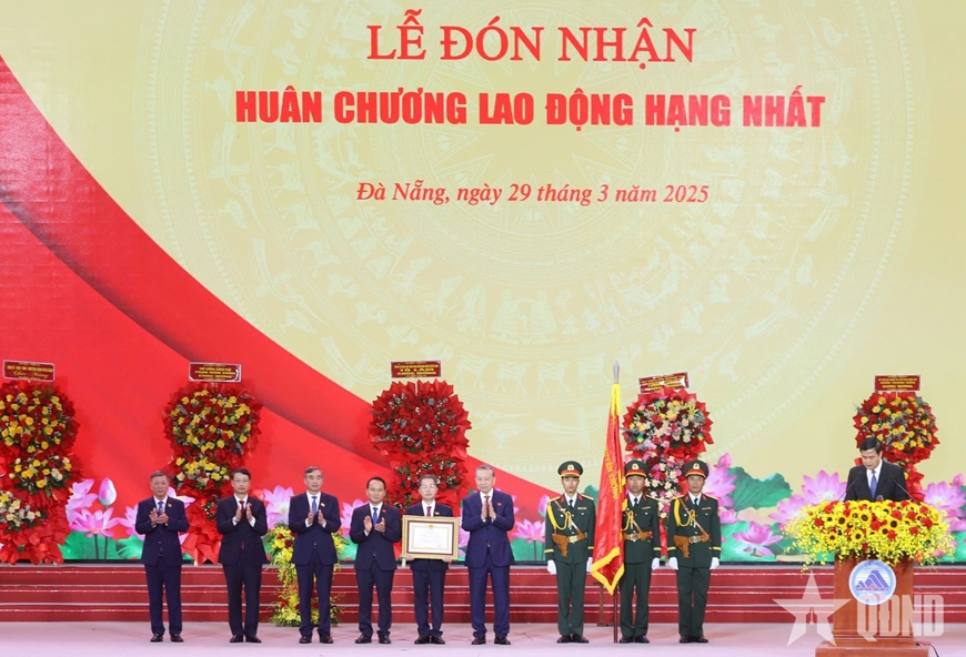 Tổng Bí thư Tô Lâm trao Huân chương Lao động hạng Nhất tặng thành phố Đà Nẵng