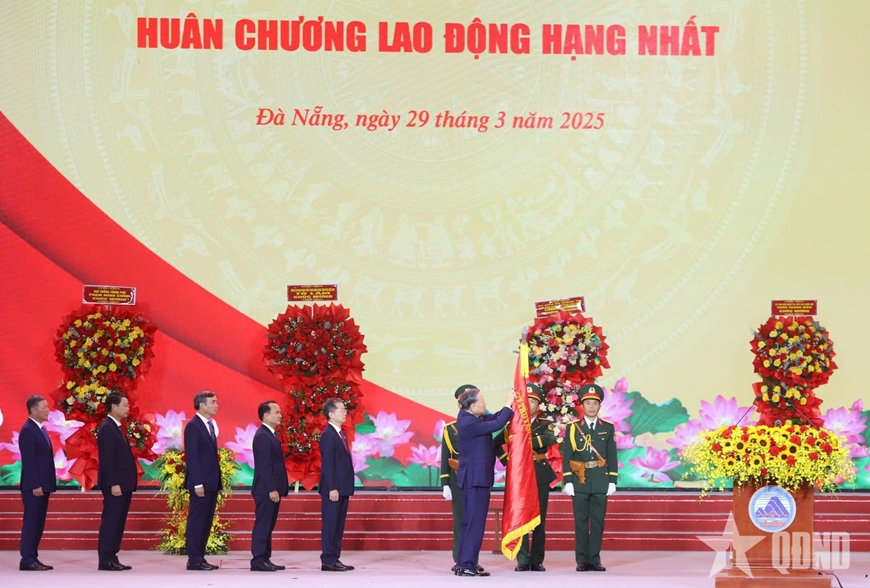 Tổng Bí thư Tô Lâm trao Huân chương Lao động hạng Nhất tặng thành phố Đà Nẵng