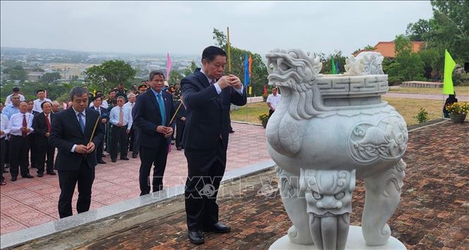Trưởng Ban Tuyên giáo và Dân vận Trung ương Nguyễn Trọng Nghĩa dâng hương tại Tượng đài chiến thắng Núi Bà