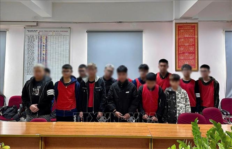 Bắt khẩn cấp 21 đối tượng để điều tra về hành vi “Gây rối trật tự công cộng” tại quận Long Biên, Hà Nội