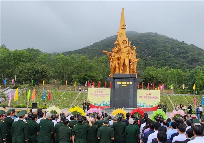 Trưởng Ban Tuyên giáo và Dân vận Trung ương Nguyễn Trọng Nghĩa dâng hương tại Tượng đài chiến thắng Núi Bà