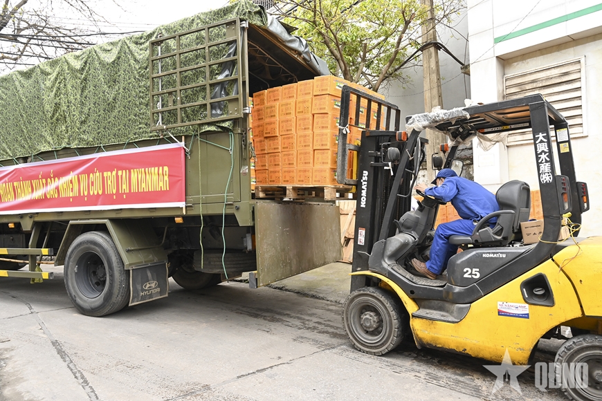 Lữ đoàn 971 vận chuyển 40 tấn lương khô phục vụ công tác cứu trợ tại Myanmar