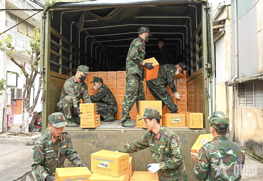 Lữ đoàn 971 vận chuyển 40 tấn lương khô phục vụ công tác cứu trợ tại Myanmar