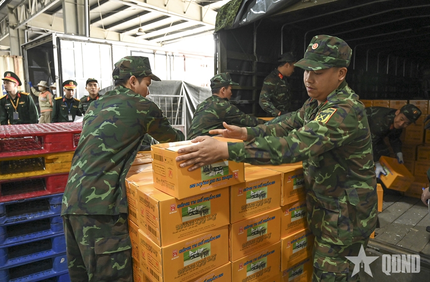 Lữ đoàn 971 vận chuyển 40 tấn lương khô phục vụ công tác cứu trợ tại Myanmar
