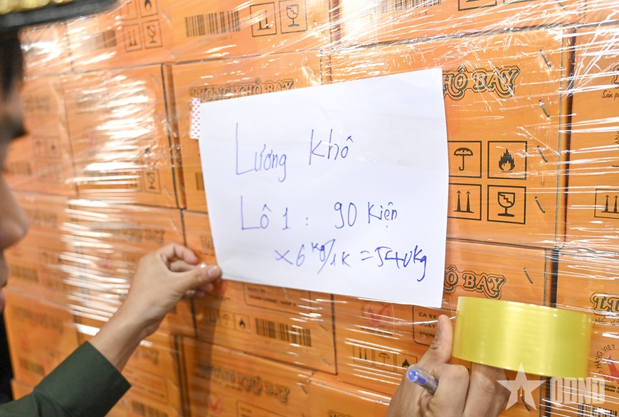 Lữ đoàn 971 vận chuyển 40 tấn lương khô phục vụ công tác cứu trợ tại Myanmar