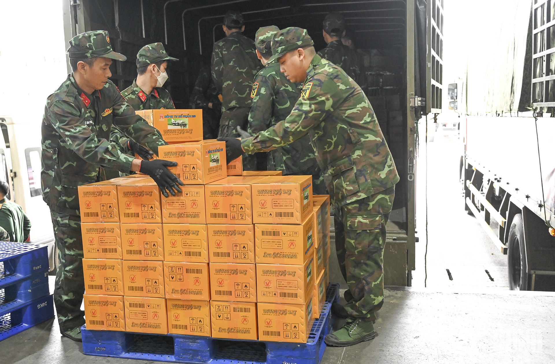 Lữ đoàn 971 vận chuyển 40 tấn lương khô phục vụ công tác cứu trợ tại Myanmar