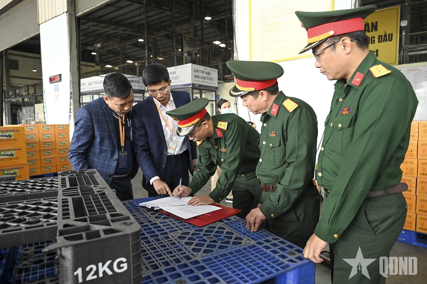 Lữ đoàn 971 vận chuyển 40 tấn lương khô phục vụ công tác cứu trợ tại Myanmar