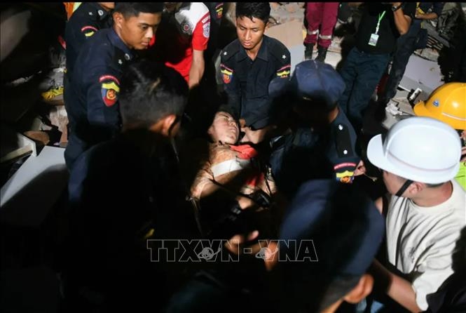 Động đất tại Myanmar: Tìm thấy người còn sống sau gần 60 giờ mắc kẹt