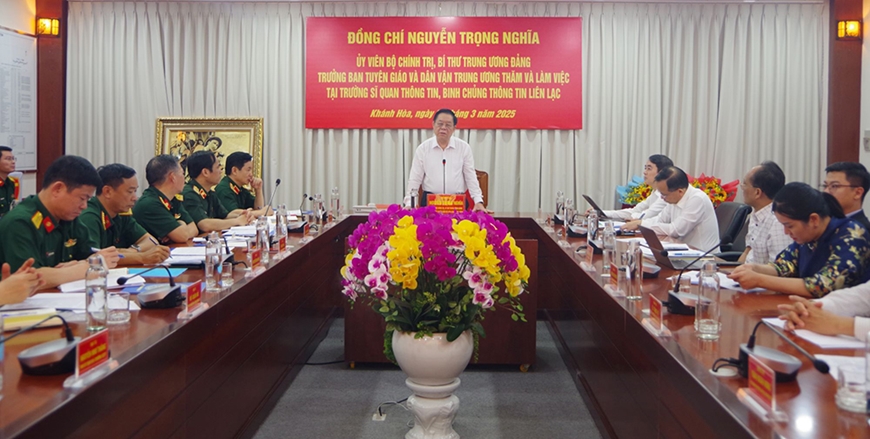 Đồng chí Nguyễn Trọng Nghĩa thăm và làm việc tại Trường Sĩ quan Thông tin