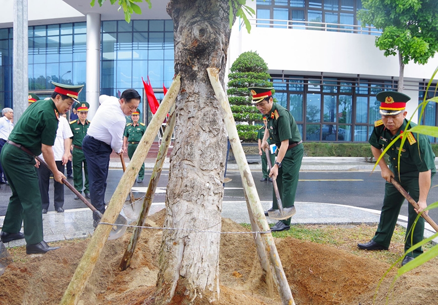 Đồng chí Nguyễn Trọng Nghĩa thăm và làm việc tại Trường Sĩ quan Thông tin