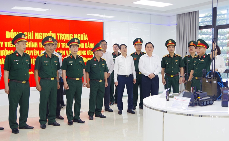 Đồng chí Nguyễn Trọng Nghĩa thăm và làm việc tại Trường Sĩ quan Thông tin