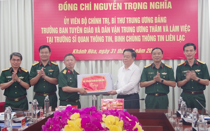Đồng chí Nguyễn Trọng Nghĩa thăm và làm việc tại Trường Sĩ quan Thông tin
