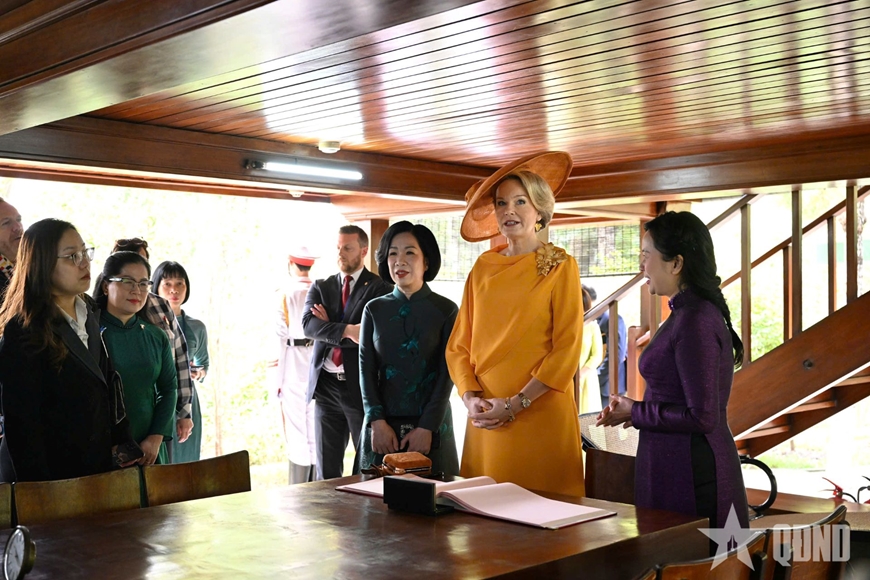 Chủ tịch nước và Nhà vua Bỉ thăm Hoàng thành Thăng Long
