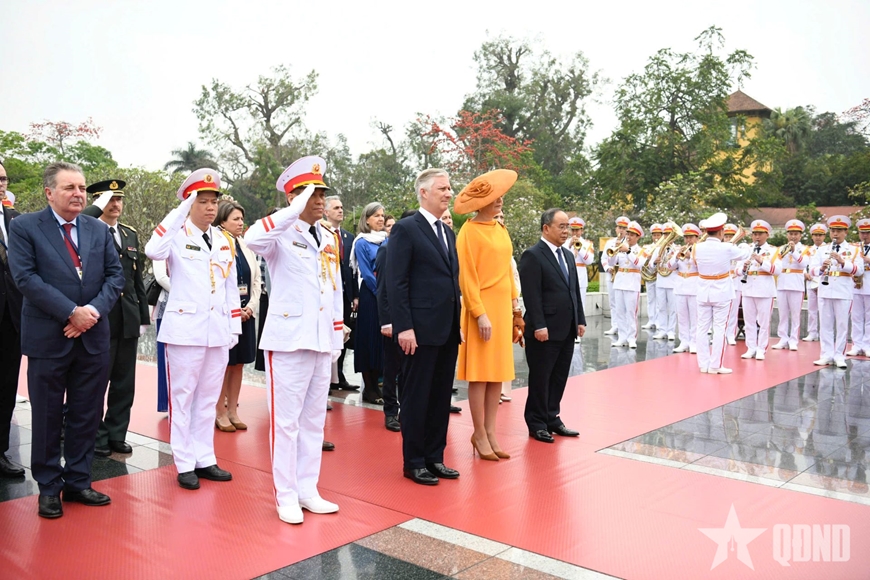 Chủ tịch nước và Nhà vua Bỉ thăm Hoàng thành Thăng Long