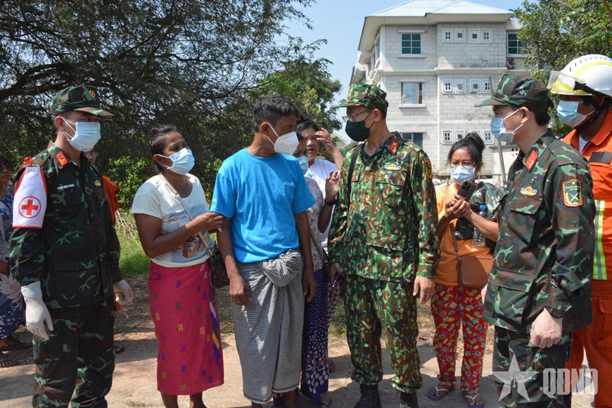 Lực lượng cứu hộ QĐND Việt Nam đưa thi thể một nạn nhân Myanmar ra khỏi tòa nhà sập
