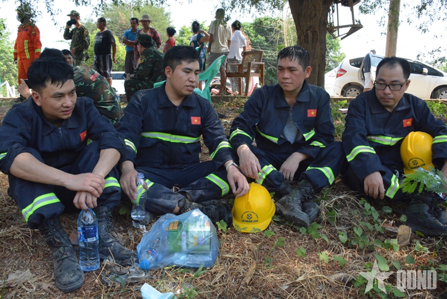 Lực lượng cứu hộ QĐND Việt Nam đưa thi thể một nạn nhân Myanmar ra khỏi tòa nhà sập