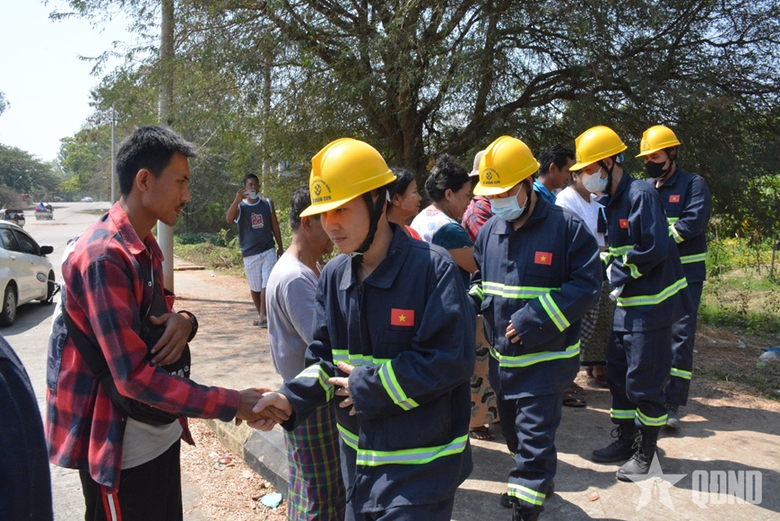 Lực lượng cứu hộ QĐND Việt Nam đưa thi thể một nạn nhân Myanmar ra khỏi tòa nhà sập