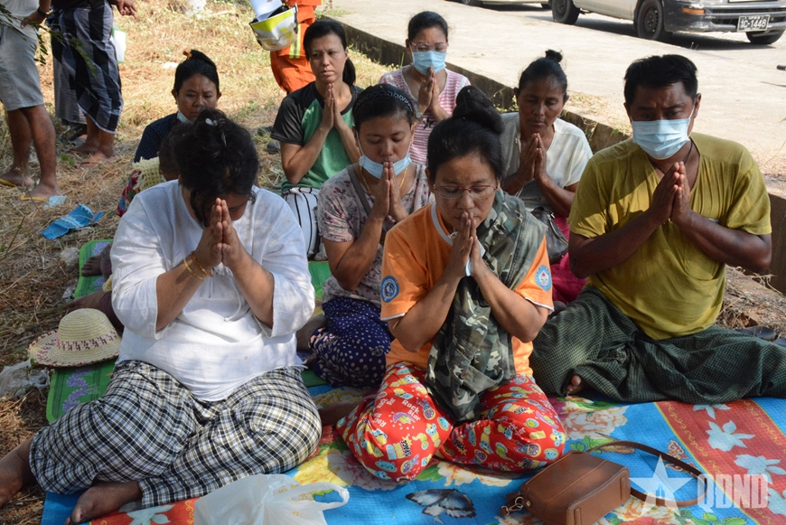 Lực lượng cứu hộ QĐND Việt Nam đưa thi thể một nạn nhân Myanmar ra khỏi tòa nhà sập