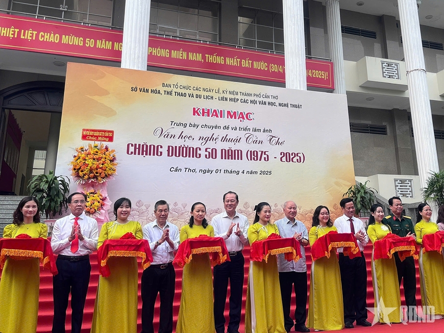 Khai mạc trưng bày chuyên đề và triển lãm ảnh “Văn học, nghệ thuật Cần Thơ