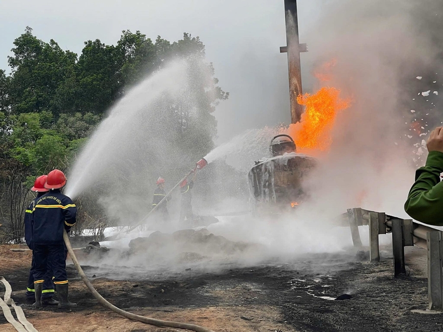 Cháy xe bồn chở xăng trên cao tốc Nội Bài - Lào Cai, lái xe tử vong