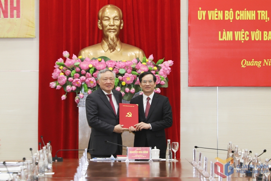 Công bố Quyết định chuẩn y giữ chức Phó bí thư Tỉnh ủy Quảng Ninh