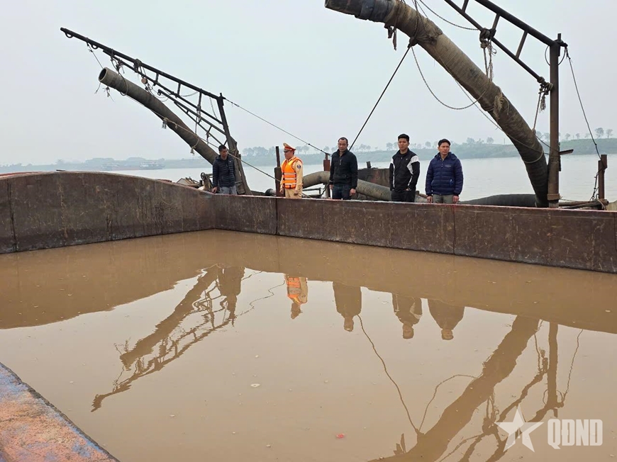 Cảnh sát giao thông bắt giữ 2 tàu khai thác cát trái phép trên sông Hồng