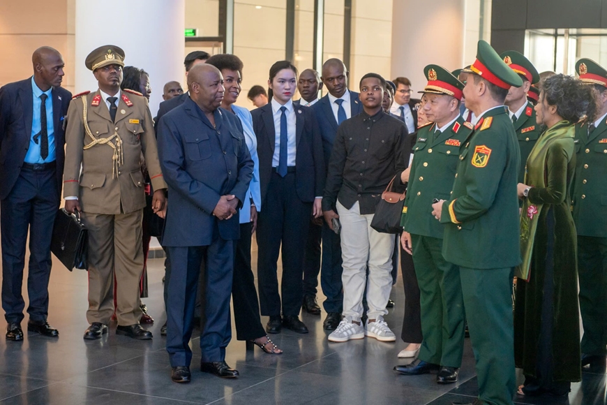 Tổng thống Burundi tham quan Bảo tàng Lịch sử Quân sự Việt Nam