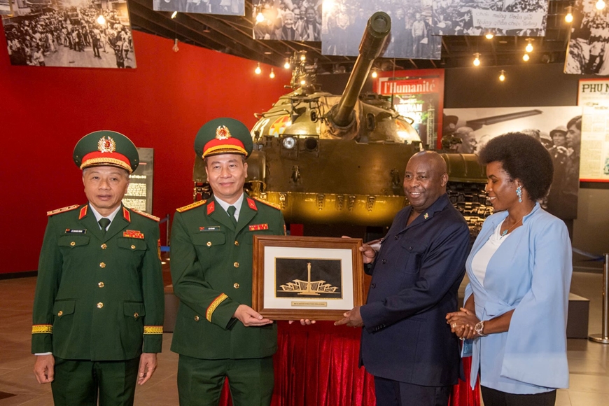 Tổng thống Burundi tham quan Bảo tàng Lịch sử Quân sự Việt Nam