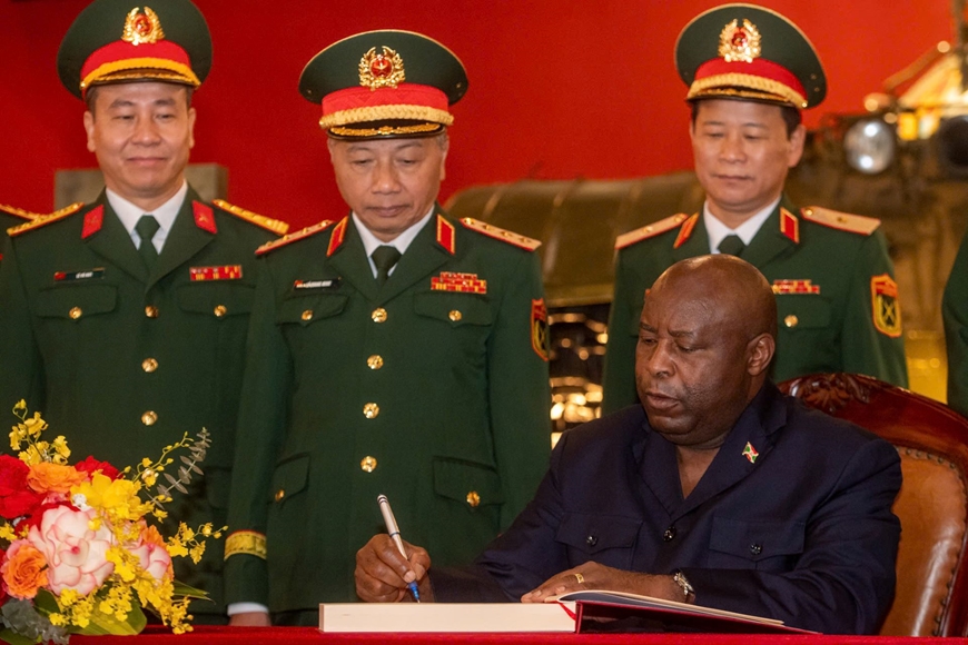 Tổng thống Burundi tham quan Bảo tàng Lịch sử Quân sự Việt Nam