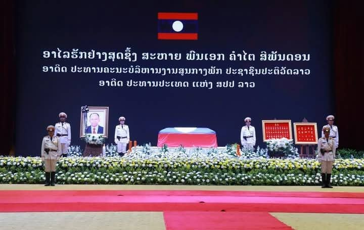 Cán bộ, nhân dân Lào tiếc thương Đại tướng Khamtay Siphandone