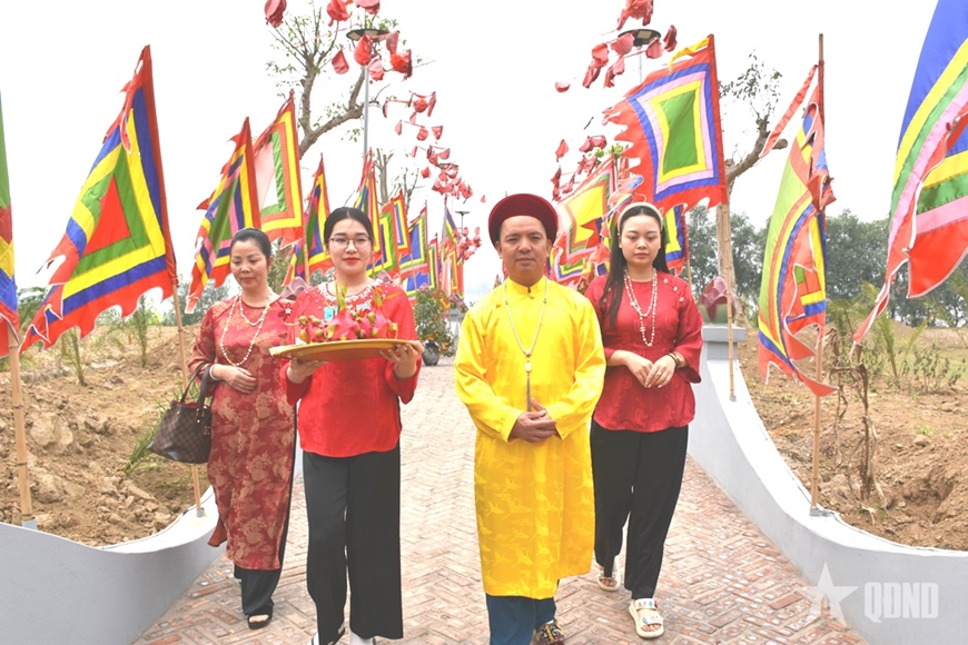 Đền Rừng linh thiêng ven sông Hồng