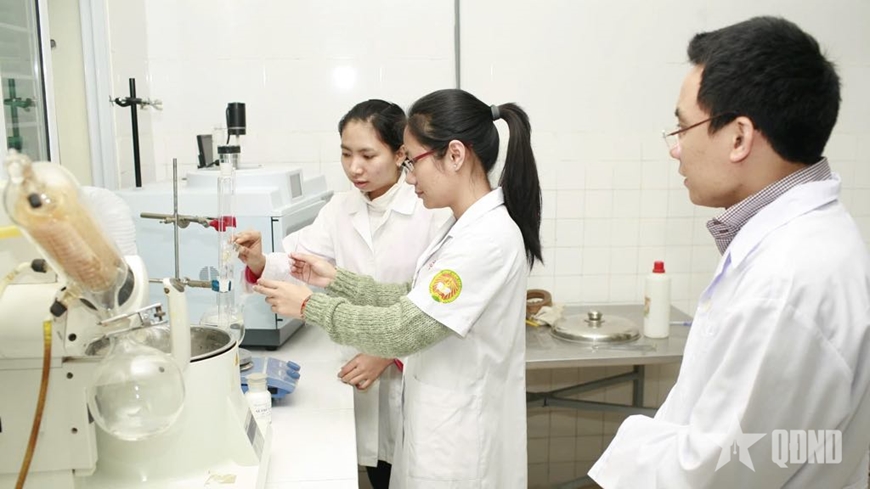 Nghiên cứu, sản xuất thuốc phục vụ bộ đội và nhân dân