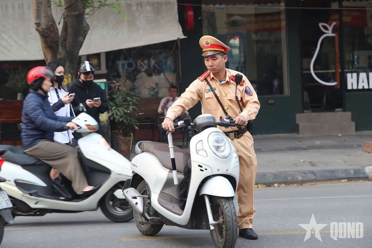 Không đội mũ bảo hiểm, nhiều học sinh bị xử lý 