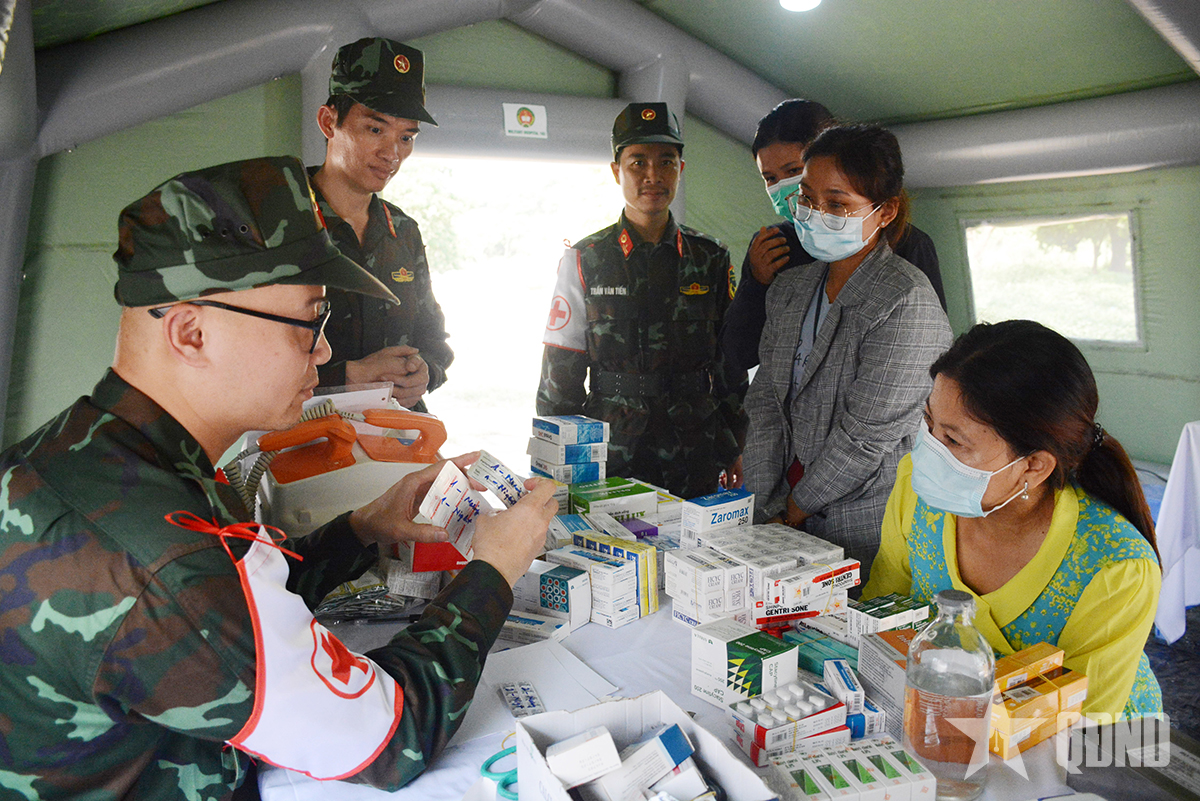 Tiếp tục tìm kiếm nạn nhân động đất, chữa bệnh miễn phí cho người dân