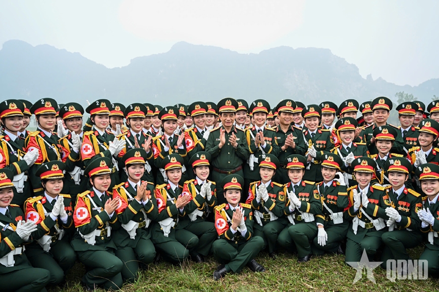 Các "bóng hồng" nỗ lực tập diễu binh, diễu hành