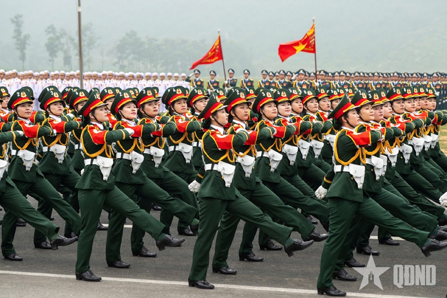 Các "bóng hồng" nỗ lực tập diễu binh, diễu hành