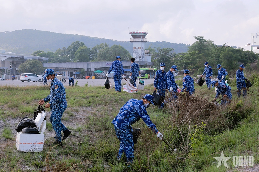 Vùng Cảnh sát biển 4 tích cực tham gia “Ngày vì môi trường Phú Quốc” Vùng Cảnh sát biển 4 tích cực tham gia “Ngày vì môi trường Phú Quốc”