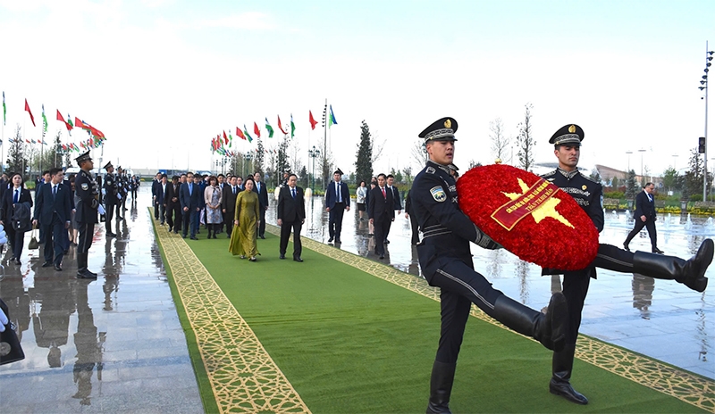 Chủ tịch Quốc hội Trần Thanh Mẫn và phu nhân thăm Đại học Phương Đông Tashkent