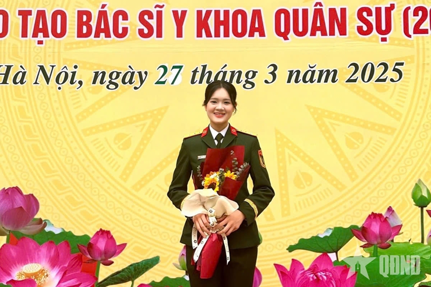 Nữ thủ khoa nguyện cống hiến vì hai màu áo