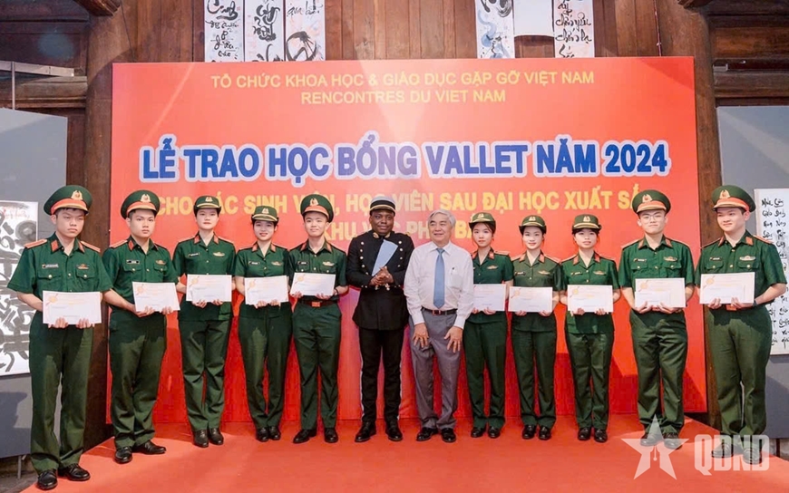 Nữ thủ khoa nguyện cống hiến vì hai màu áo