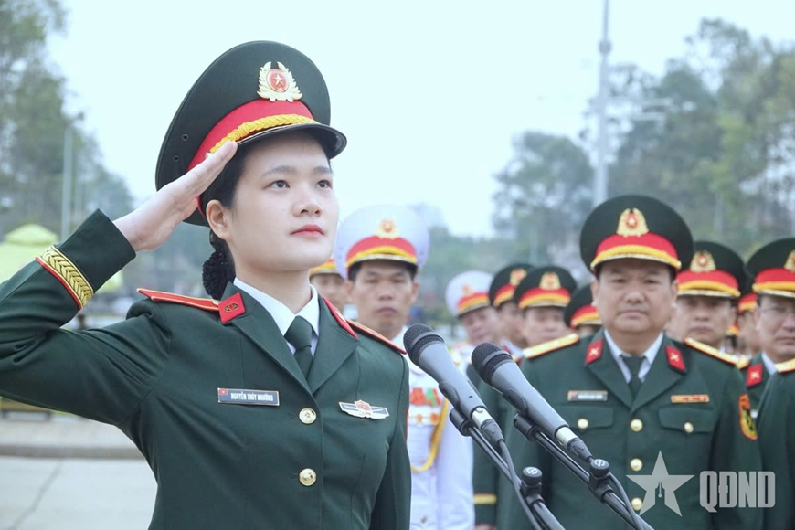 Nữ thủ khoa nguyện cống hiến vì hai màu áo