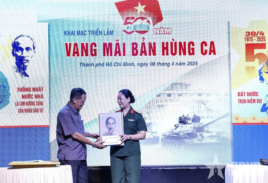 Hun đúc tinh thần yêu nước từ triển lãm “50 năm vang mãi bản hùng ca”