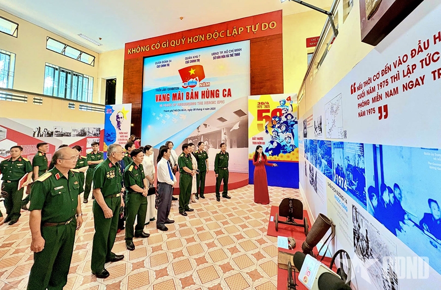 Hun đúc tinh thần yêu nước từ triển lãm “50 năm vang mãi bản hùng ca”