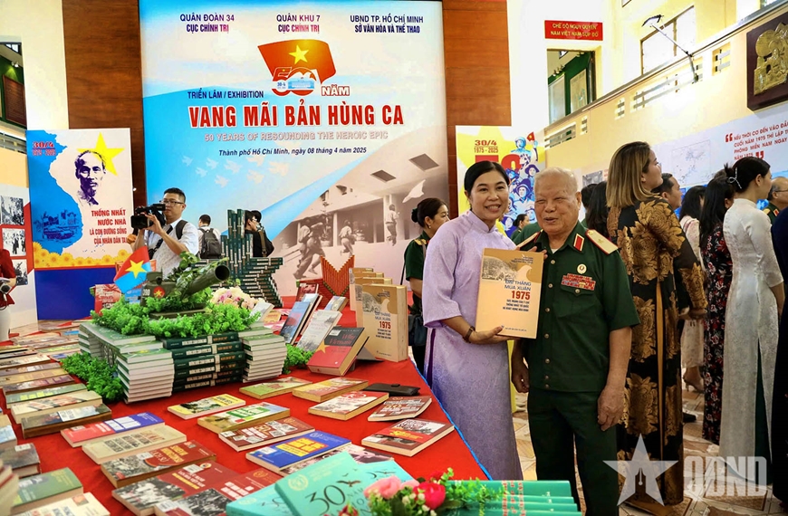 Hun đúc tinh thần yêu nước từ triển lãm “50 năm vang mãi bản hùng ca”