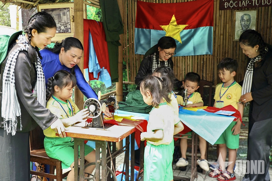Hun đúc tinh thần yêu nước từ triển lãm “50 năm vang mãi bản hùng ca”