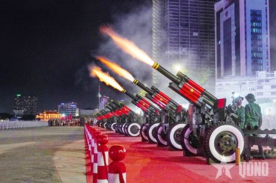 View - 	Đội pháo lễ luyện tập bắn pháo ban đêm