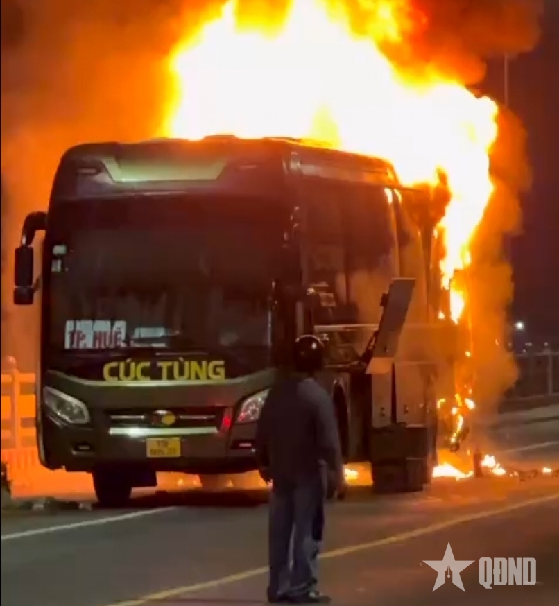 Quảng Ngãi: Xe khách bất ngờ bốc cháy trên cầu Trà Khúc 2