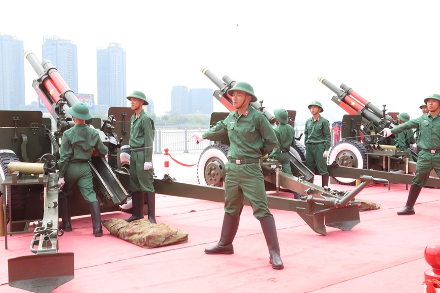 Người dân háo hức chiêm ngưỡng dàn pháo lễ ở bến Bạch Đằng