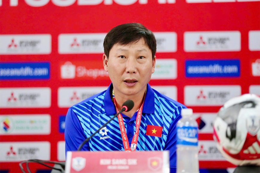 Tin thể thao (12-4): HLV Kim Sang-sik dẫn dắt tuyển ASEAN đối đầu MU, Salah gắn bó thêm với Liverpool