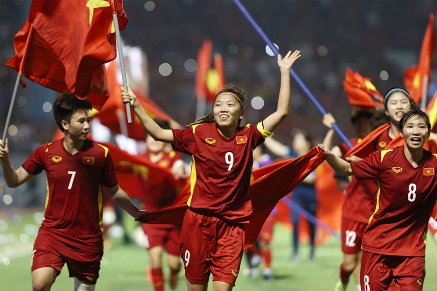 Tin thể thao (12-4): HLV Kim Sang-sik dẫn dắt tuyển ASEAN đối đầu MU, Salah gắn bó thêm với Liverpool